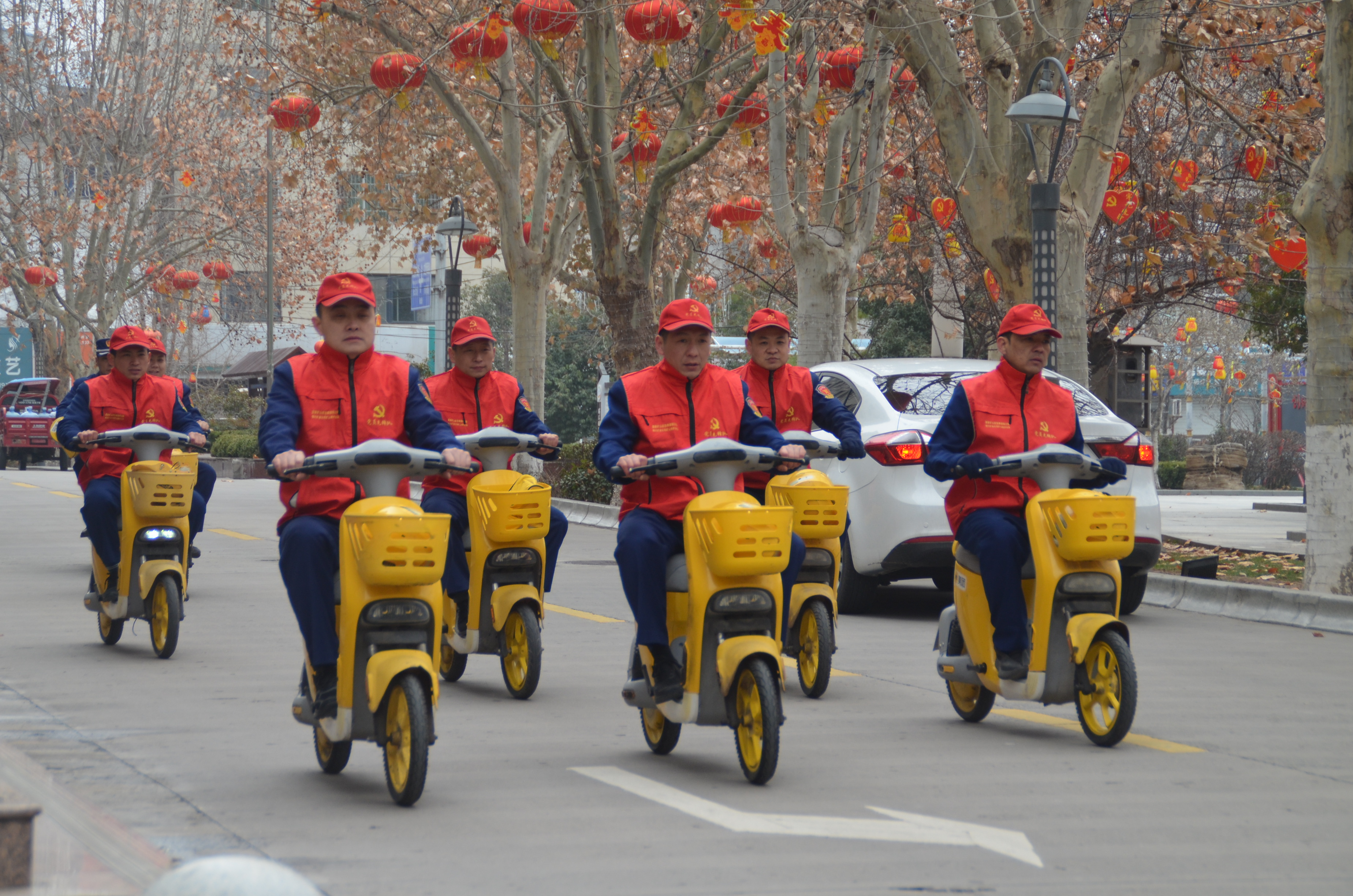 公司团委组织青年志愿者在市区宣传绿色出行、文明出行志愿服务活动