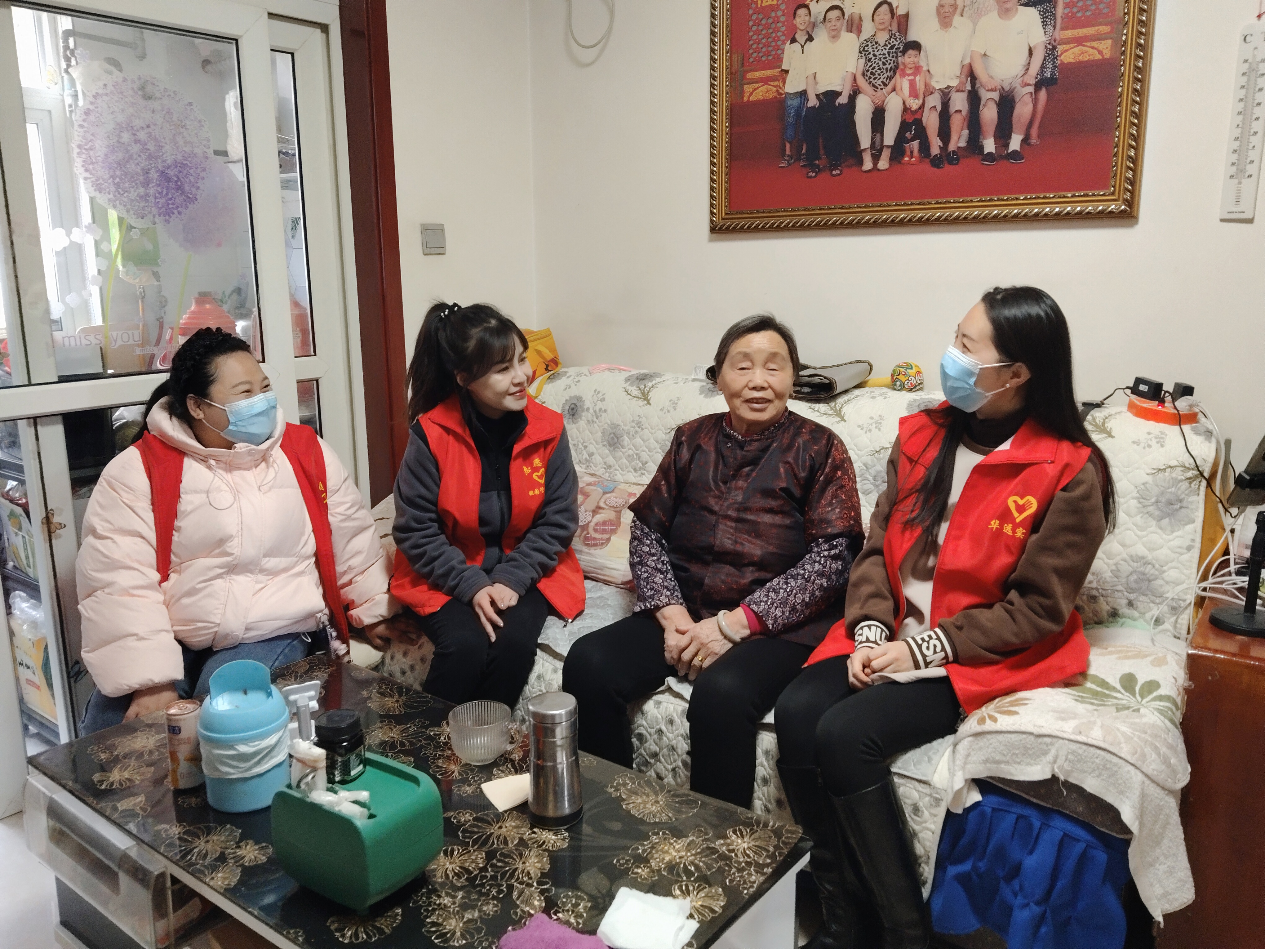 公司团委组织青年志愿者桃园小区开展关爱孤寡老人、空巢老人志愿服务活